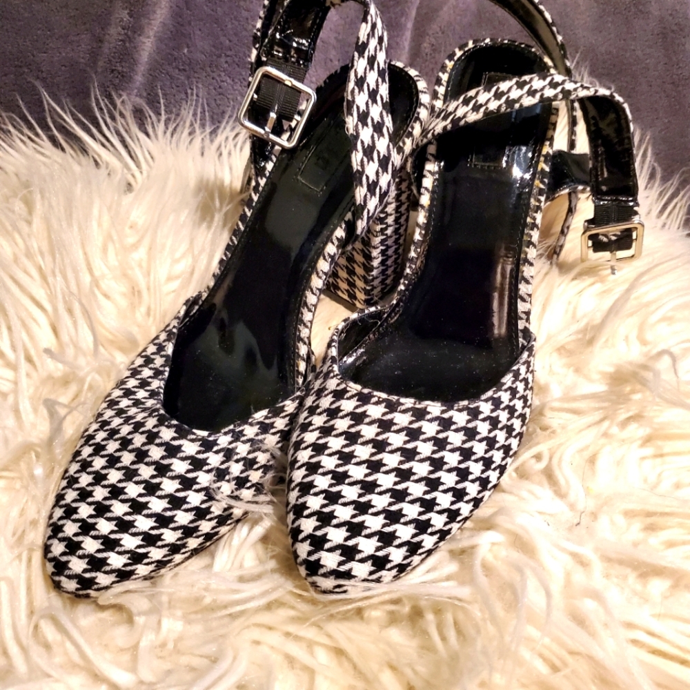 On trend houndstooth heels, must have for the holidays!